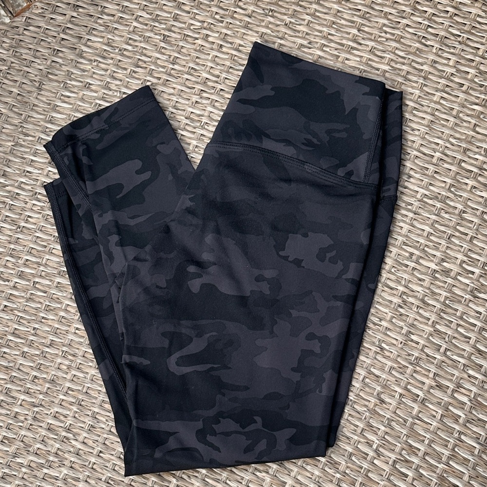 Fit couture collection Black Camouflage cropped leggings, size Medium
